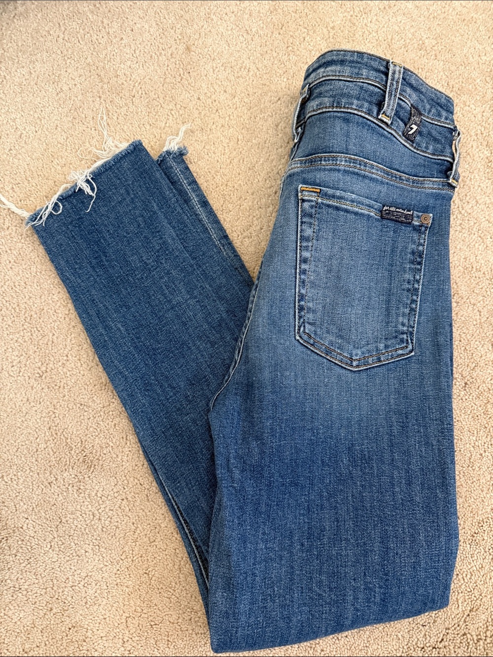 7 for All Mankind
HIGH DBL WAIST ROXANNE ANKLE
Size 2 cut off hem denim jeans